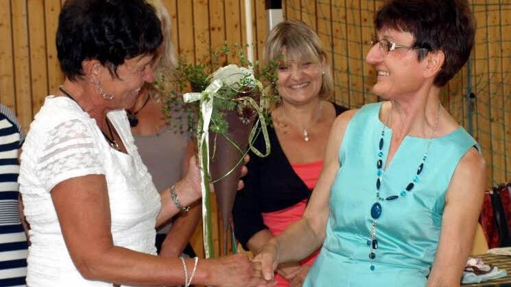 Schulleiterin Annegret Hümmrich (links) verabschiedete Irmgard Bauerfeind (rechts) mit einem Geschenk und einem Blumenstrauß.