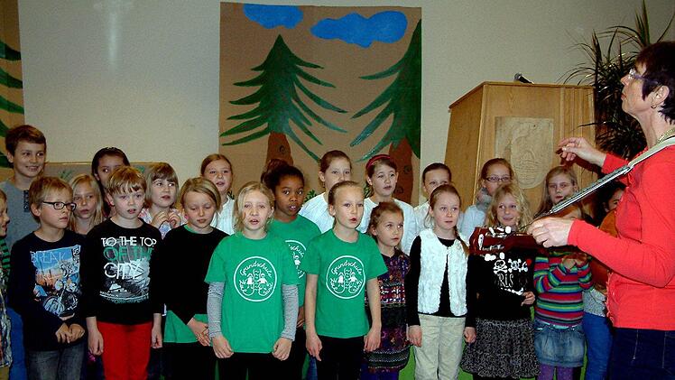 Bei der Feier zur Amtseinführung von Conny Genslein als Schulleiterin der Grundschule Zeil-Sand sang die Chorklasse unter Leitung von Monika Schraut " Einfach Spitze". Foto: Alfons Beuerlein