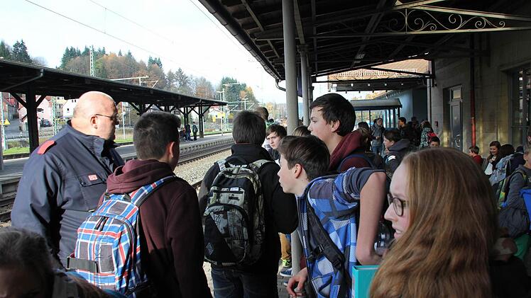 Mitarbeiter von DB-Sicherheit wiesen die Schüler auf die Möglichkeit hin, mit Ersatzbussen zu fahren. Foto: Friedwald Schedel
