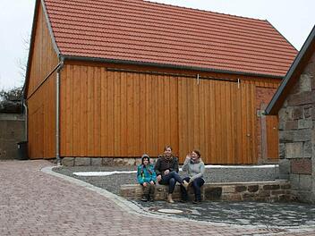 Eine der Dorferneuerungsmaßnahmen in Gefäll ist das Areal rund um die Schule. Auch wenn man dort schön sitzen kann, behindert die neue kleine Mauer nach Meinung eines Bürgers die Zufahrt zur Scheune. Foto: Gabiele Sell