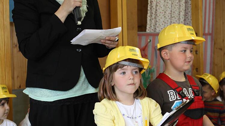 Nach dem Motto "Wer baggert noch so spät am Baggerloch?" führten die Jungen und Mädchen des Kindergartens Nordhalben die einzelnen Schritte des Umbaus auf. Foto: Michael Wunder
