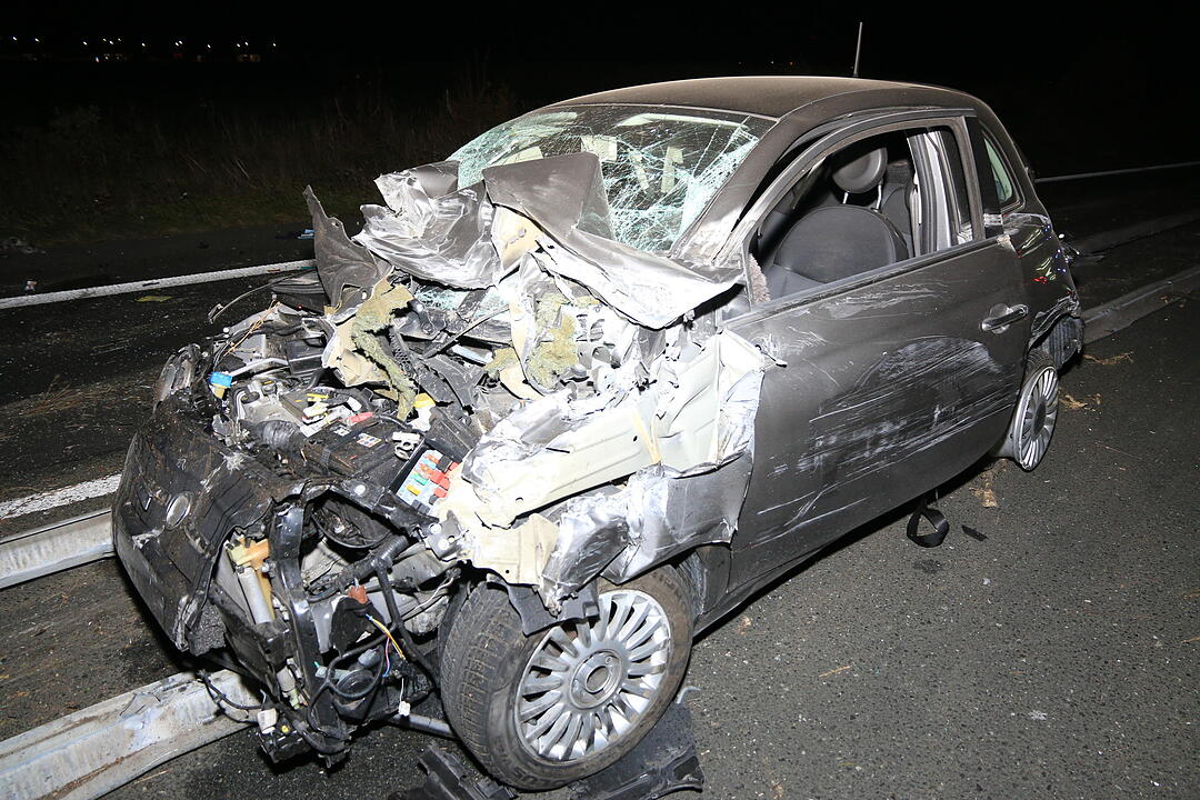 Lkw durchbricht Mittelschutzplanke auf A73