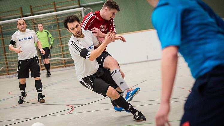 Der Kasendorfer Martin Stübinger im Zweikampf mit dem Nullachter Michael Senar (rotes Trikot).