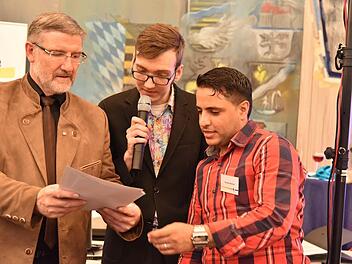 Landrat Michael Busch und Marc Holland händigen eine Urkunde an Ahmed Marwan aus. Insgesamt gab es heuer 128 Geehrte, die sich wie Marwan im Bereich der Flüchtlingshilfe engagieren. Foto: Gabi Arnold