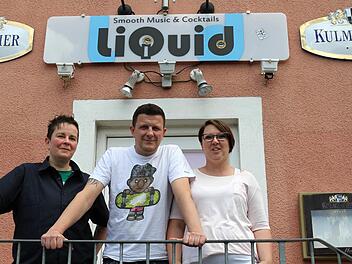 Neues Team: Claudia Vonbrunn (links) bastelt zusammen mit Oli und Britta Weschenfelder an einer neuen Location. Aus dem "Liquid" wird bald das "Patchwork". Foto: Jochen Nützel