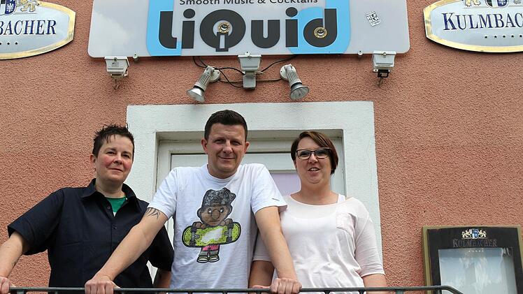 Neues Team: Claudia Vonbrunn (links) bastelt zusammen mit Oli und Britta Weschenfelder an einer neuen Location. Aus dem "Liquid" wird bald das "Patchwork". Foto: Jochen Nützel