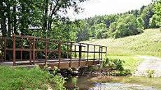 Auch diese Brücke über die Aschach am Radweg von Frauenroth nach Aschach ist neu.