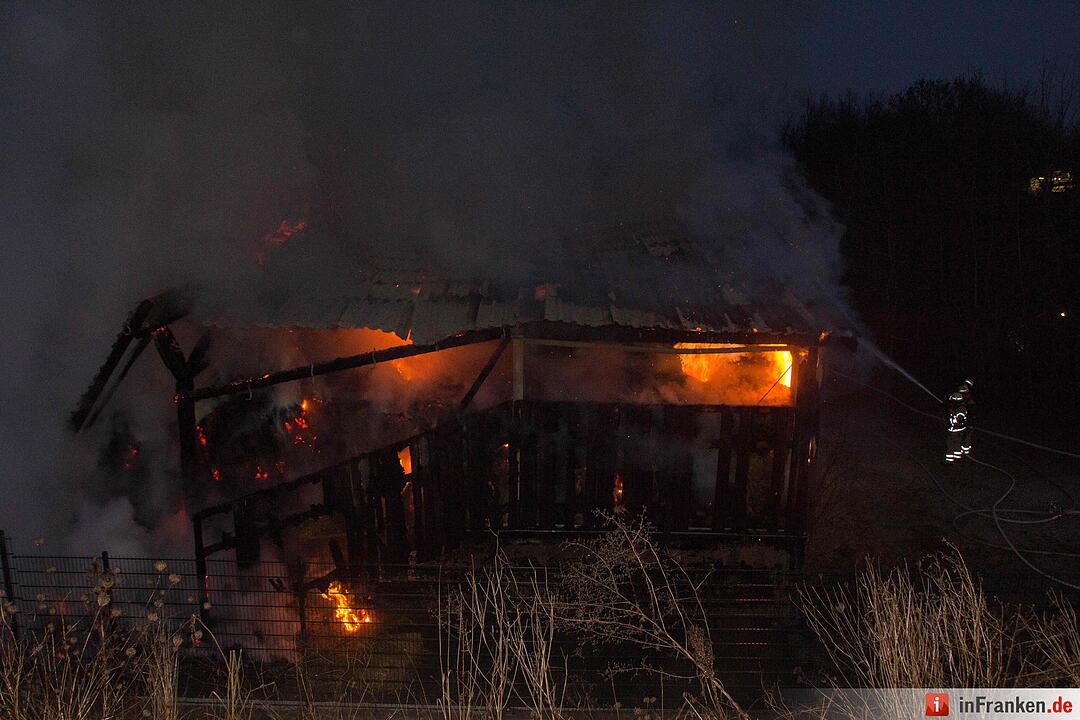 Lagerhalle bei Fürth brennt