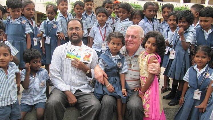 Für die indischen Kinder war der Gast aus Bayern immer wieder eine Attraktion. Gespannt verfolgten sie Alfred Schäfers gestenreiche Ausführungen, auch wenn sie die deutsche Sprache nicht verstanden. Foto: Alfred Schäfer/Archiv
