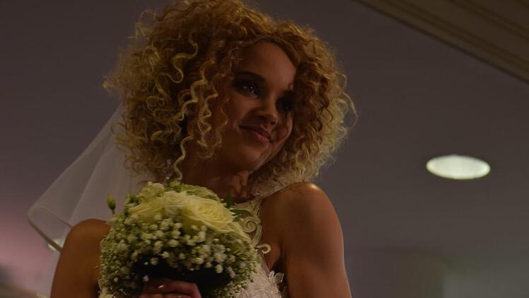 Taynara Wolf zeigt, was die Braut bei ihrer Hochzeit trägt.Foto: Daniela Pondelicek