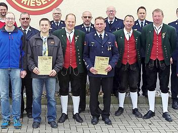 Die Feuerwehr Friesen freute sich über die Ehrungen langjähriger Mitglieder, die dem Verein teilweise bis zu 50 Jahre die Treue halten. Das Bild zeigt die Geehrten mit Funktionsträgern der Wehr sowie Vertretern der Kommunalpolitik und der Kreisbrandinspektion. Foto: Heike Schülein