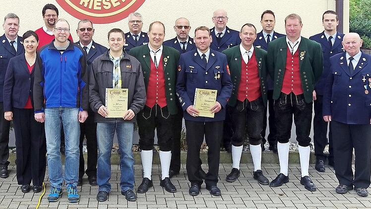 Die Feuerwehr Friesen freute sich über die Ehrungen langjähriger Mitglieder, die dem Verein teilweise bis zu 50 Jahre die Treue halten. Das Bild zeigt die Geehrten mit Funktionsträgern der Wehr sowie Vertretern der Kommunalpolitik und der Kreisbrandinspektion. Foto: Heike Schülein