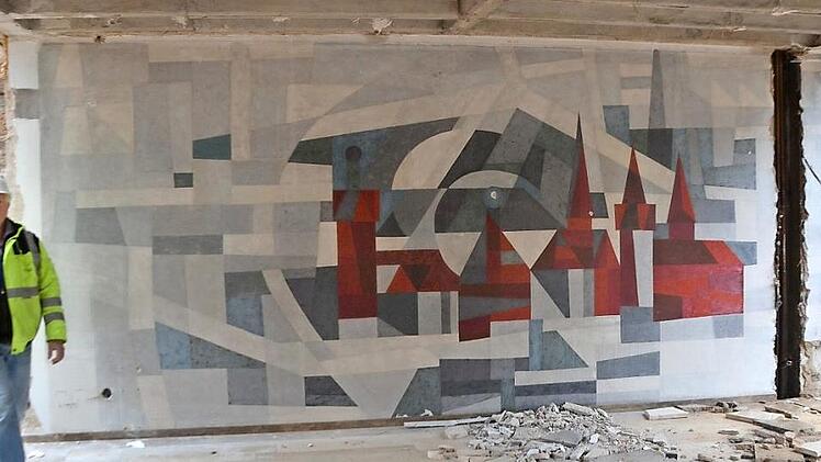Das Kunstwerk, das Roland Lindenmann für das Herzogenauracher Rathaus gefertigt hatte, verschwindet mit dem Abbruch des Gebäudes.  Foto: Bernhard Panzer