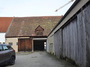 Diese Scheune, zwischen dem Hotel Krone und der Straße An der Schütt gelegen, soll abgerissen werden.  Ebenso wie das Nebengebäude rechts.  Fotos: Bernhard Panzer