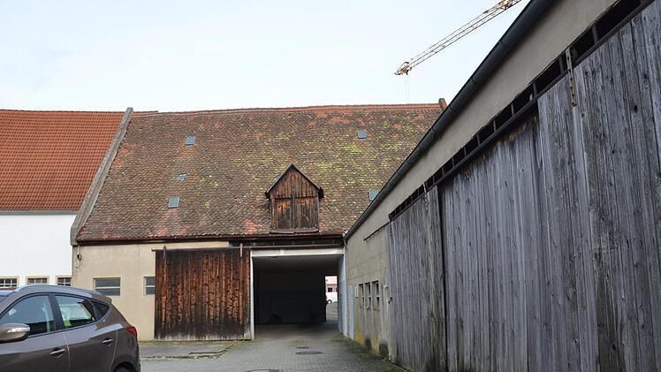 Diese Scheune, zwischen dem Hotel Krone und der Straße An der Schütt gelegen, soll abgerissen werden.  Ebenso wie das Nebengebäude rechts.  Fotos: Bernhard Panzer
