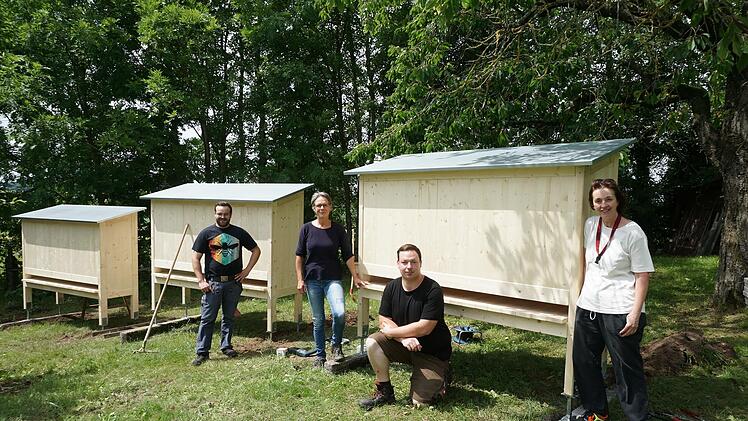 Auf einem Grundstück am Ortsausgang von Breitenbach hat der Imkerverein  Bad Brückenau im Rahmen des Regionalbudgets einen Lehrbienenstand  errichtet. Schulungen, Aus- und Weiterbildungen von Imker n sollen im nächsten Jahr starten. Das Bild zeigt von links: Jonas Jäger,  Eva Reichert-Nelkenstock, Christian Benkert und die Vorsitzende Karin  Schmidt. Foto: Marion Eckert