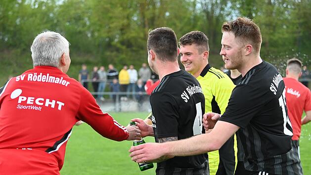 Andreas Miller (rechts) bejubelte mit seinen Mitspielern am 1. Mai den 2:1-Erfolg im Kreispokal-Finale gegen den TSV Münnerstadt. Foto: Anand Anders