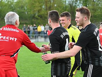 Andreas Miller (rechts) bejubelte mit seinen Mitspielern am 1. Mai den 2:1-Erfolg im Kreispokal-Finale gegen den TSV Münnerstadt. Foto: Anand Anders