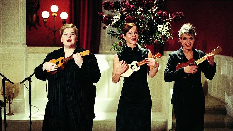 Gemeinsam mit dem Duo "Queen Bee" (Edda Schmittgard, links, und Ina Müller, rechts) singt Karin (Ulrike C. Tscharre) ein Loblied auf die Freundschaft.