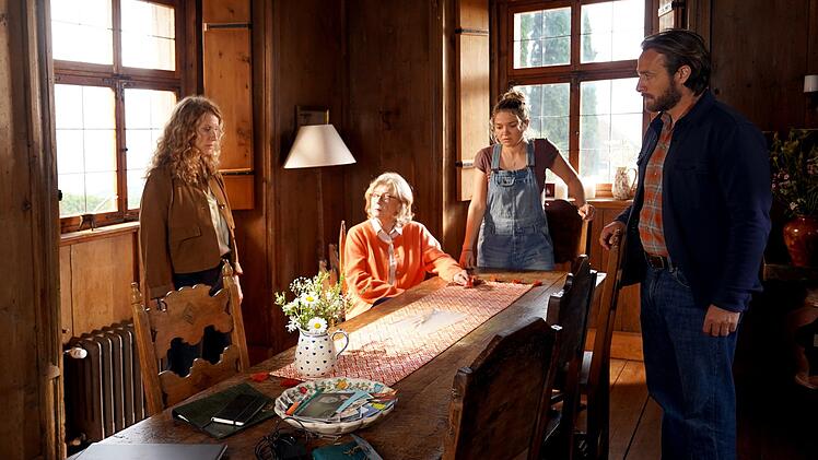 Krisenbesprechung: Nachdem an der Leiche des Winzers Urban Lauras (Charleen Deetz, zweite von rechts) DNA gefunden wurde, m&uuml;ssen Ermittler Jonas (Gabriel Raab), seine Kollegin - und Lauras Stiefmutter - Sonja (Chiara Schoras, links) sowie Lauras Gro&szlig;mutter Katharina (Lisa Kreuzer) &uuml;berlegen, wie es weitergehen soll.