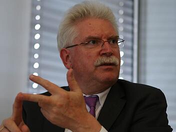 Bayerns Wirtschaftsminister Martin Zeil nennt im Redaktionsgespräch eine Reihe von Initiativen der Staatsregierung für Oberfranken. Fotos: Barbara Herbst
