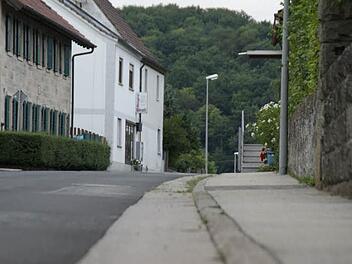 Nicht nur die Fahrbahn, auch Rinne, Bordstein und Gehsteig werden in der Karbacher Straße in Untersteinbach erneuert. Das Staatliche Bauamt finanziert die Straße, die Gemeinde die Randbereiche. Foto: sw