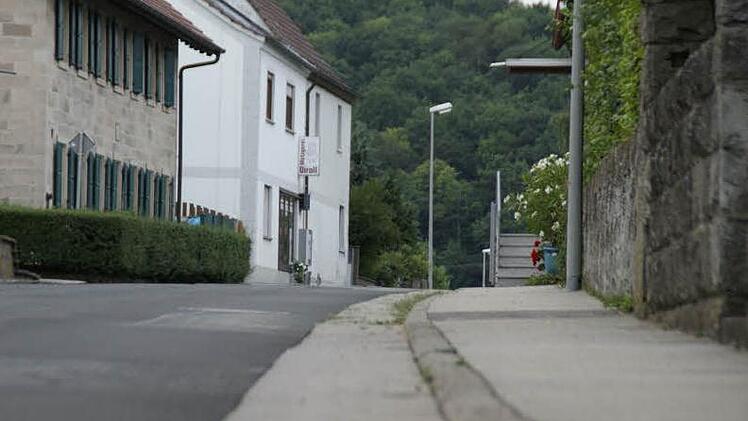 Nicht nur die Fahrbahn, auch Rinne, Bordstein und Gehsteig werden in der Karbacher Straße in Untersteinbach erneuert. Das Staatliche Bauamt finanziert die Straße, die Gemeinde die Randbereiche. Foto: sw