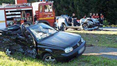 Die beiden Unfallfahrzeuge, vorne der VW Golf, der aus Richtung Hof den Unfall verursachte, im Hintergrund der Skoda, aus dem die Insassen von der Feuerwehr befreit werden mussten.