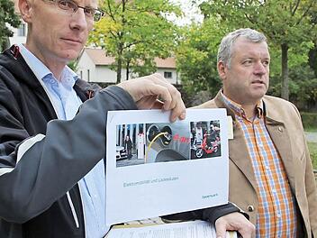 So sieht die Elektro-Ladesäule aus, zeigen Bauamtsleiter Martin Lang und Bürgermeister Jürgen Hennemann. Fotos: Ralf Kestel