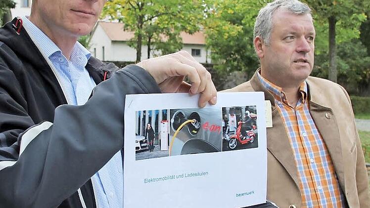 So sieht die Elektro-Ladesäule aus, zeigen Bauamtsleiter Martin Lang und Bürgermeister Jürgen Hennemann. Fotos: Ralf Kestel