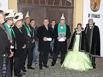 Der Vorstand der Hollfelder Faschingsgesellschaft nimmt zusammen mit dem Prinzenpaar das Rathaus in Besitz. Foto: gel