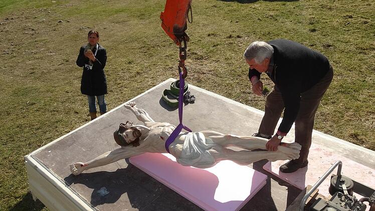 Die Christusfigur wurde mit dem Kran nach oben gezogen. Foto: Marion Eckert