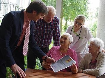 Das BRK-Seniorenhaus Ludwigsstadt gehört laut "Focus" zu den Top-Pflegeheimen 2015. Darüber freuen sich (von links) BRK-Kreisgeschäftsführer Roland Beierwaltes, Heimleiter Peter Schulz, Lissy Tomaschko, Pflegefachkraft Elisa Neubauer sowie Anni Gallitz. Foto: Heike Schülein