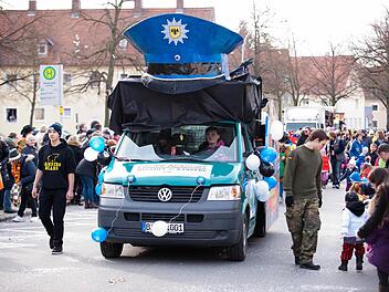Der Einzug der Bundespolizei(sch&uuml;ler) in Bamberg war ein gerne zitiertes Thema beim Gaudiwurm in der Gartenstadt. Fotos: RiegerPress/CMS-Medien