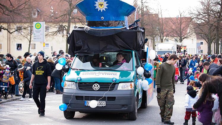 Der Einzug der Bundespolizei(sch&uuml;ler) in Bamberg war ein gerne zitiertes Thema beim Gaudiwurm in der Gartenstadt. Fotos: RiegerPress/CMS-Medien
