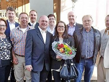 Glückwünsche für den neuen Bischofsheimer Bürgermeister. Das Bild zeigt von links: Bezirksrätin Karin Renner, Sandro Kirchner (MdL), Manfred Markert (CSU Ortsvorsitzender Bischofsheim), Roland Bühner (stellvertretender Bürgermeister Gemeinde Sandberg), Georg Seiffert, Birgit Erb (CSU Kreisvorsitzende und Oberelsbachs Bürgermeisterin), Michaela Seiffert, Landrat Thomas Habemann, Paul Dinkel (CSU Ortsvorsitzender Unterweißenbrunn) und Bürgermeister Udo Baumann.  Foto: Marion Eckert