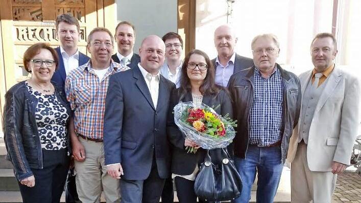 Glückwünsche für den neuen Bischofsheimer Bürgermeister. Das Bild zeigt von links: Bezirksrätin Karin Renner, Sandro Kirchner (MdL), Manfred Markert (CSU Ortsvorsitzender Bischofsheim), Roland Bühner (stellvertretender Bürgermeister Gemeinde Sandberg), Georg Seiffert, Birgit Erb (CSU Kreisvorsitzende und Oberelsbachs Bürgermeisterin), Michaela Seiffert, Landrat Thomas Habemann, Paul Dinkel (CSU Ortsvorsitzender Unterweißenbrunn) und Bürgermeister Udo Baumann.  Foto: Marion Eckert