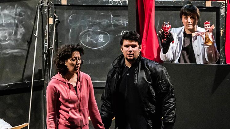 Probenszenen zur Coburger Neuinszenierung der Oper "Das schlaue Füchslein" in markierter Bühnen-DekorationFoto: Jochen Berger
