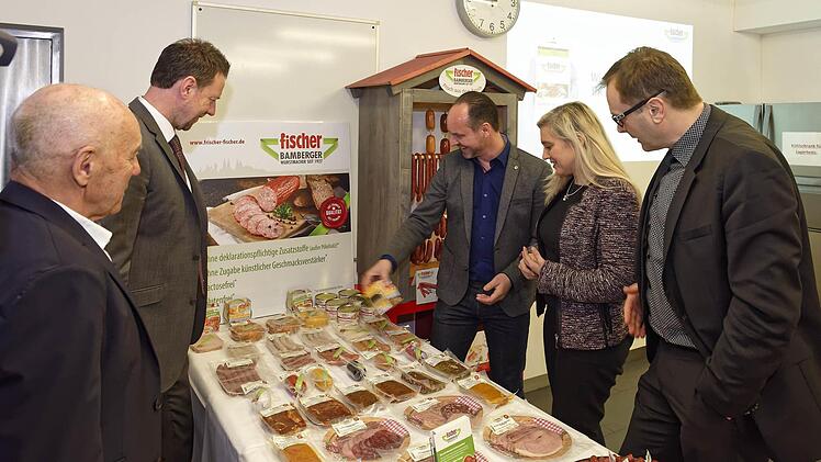 Hier begutachten eine Auswahl der Wurstwaren ohne Zusatzstoffe (von links): Horst Fischer (Seniorchef der Firma Anton Fischer Fleischwaren AG), Norbert Kaulich (Verkaufsleiter gesamt Rewe Group), Marcus Fischer (Inhaber der Firma Anton Fischer Fleischwaren AG), Melanie Huml (Staatsministerin für Gesundheit und Pflege) und Frank Ebert (Geschäftsführer Oberfranken offensiv) Foto: Raupach