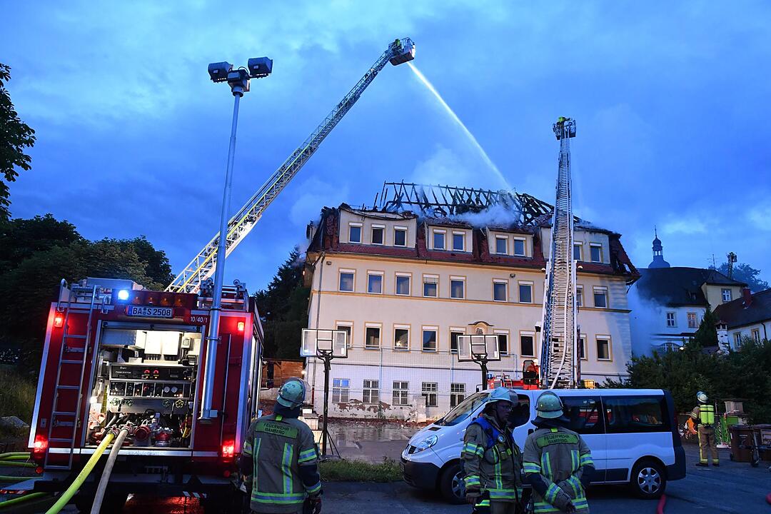 Großeinsatz in der Bamberger Altstadt: Dachstuhl am Jakobsplatz brennt