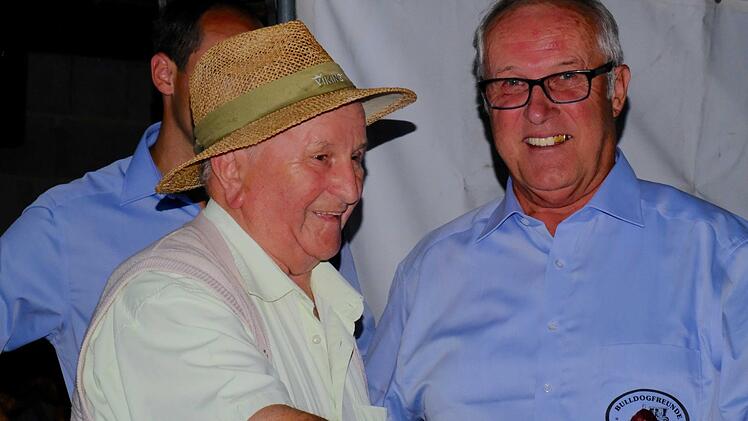 Eine besondere Anerkennung für Arthur Rüger, der mit 88 Jahren das älteste Mitglied im Verein ist.Foto: Gerd Schaar