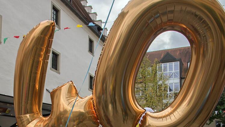 Es war unübersehbar: Heuer feiert die Kreisstadt ihr 40. Straßenfest. Foto: Ulrike Langer