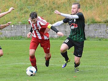 Mit seiner Torquote ist Simon Bolz (links) natürlich nicht zufrieden. Noch keinen Saisontreffer hat der Kapitän des FC Fuchsstadt erzielt, der zuletzt aber auch meist als Außenverteidiger eingesetzt wurde.ssp