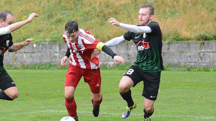 Mit seiner Torquote ist Simon Bolz (links) natürlich nicht zufrieden. Noch keinen Saisontreffer hat der Kapitän des FC Fuchsstadt erzielt, der zuletzt aber auch meist als Außenverteidiger eingesetzt wurde.ssp