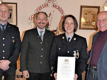 Für 25 Jahre Feuerwehrdienst erhielt Kommandantin Alexandra Schmelz das staatliche Ehrenzeichen in Silber. Mit im Bild (von links) Vorsitzender Jochen Trier, stellvertretender Landrat Jörg Kunstmann und Bürgermeister Hermann Anselstetter  Foto: Werner Reißaus