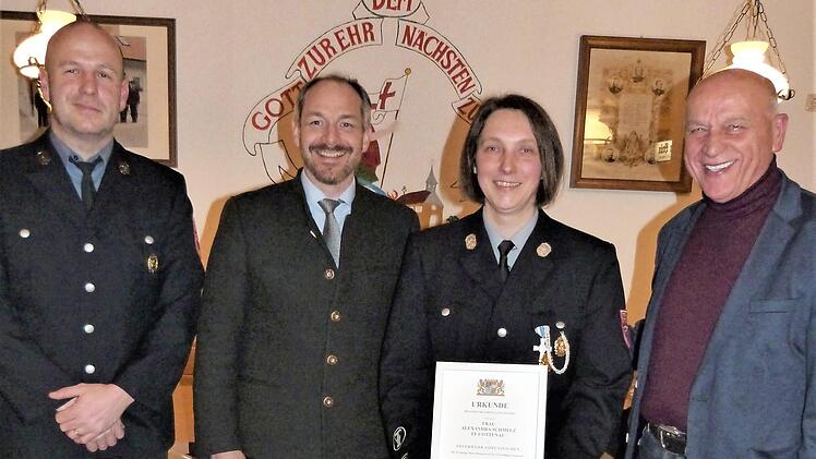 Für 25 Jahre Feuerwehrdienst erhielt Kommandantin Alexandra Schmelz das staatliche Ehrenzeichen in Silber. Mit im Bild (von links) Vorsitzender Jochen Trier, stellvertretender Landrat Jörg Kunstmann und Bürgermeister Hermann Anselstetter  Foto: Werner Reißaus
