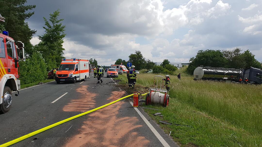 Tödlicher Unfall auf B466: Auto kollidiert mit Lkw