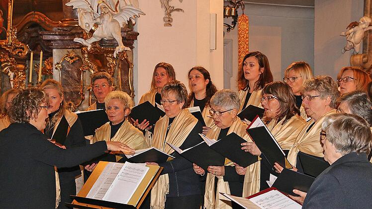 Der Frauenchor unter der Leitung seiner Dirigentin  Annemarie Kreuzer  begeisterte die Zuhörer. Foto: Dieter Britz
