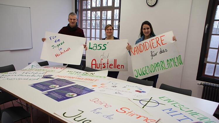 Bernd Riehlein, Julia Gally und Julia Weiland (von links) werben für die Wahlen zum nächsten Höchstadter Jugendparlament.  Foto: Andreas Dorsch