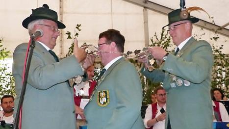 Schützenkommissar Stefan Sigmund (links) und Erster Schützenmeister Frank Wunner (rechts) legten dem neuen Hauptschützenkönig Ralf Rehder die Königskette um.